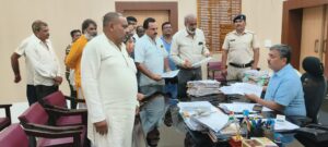 नपाध्यक्ष को कुर्सी से हटाने पार्षदों ने सौंपा कलेक्टर को अविश्वास प्रस्ताव का आवेदन