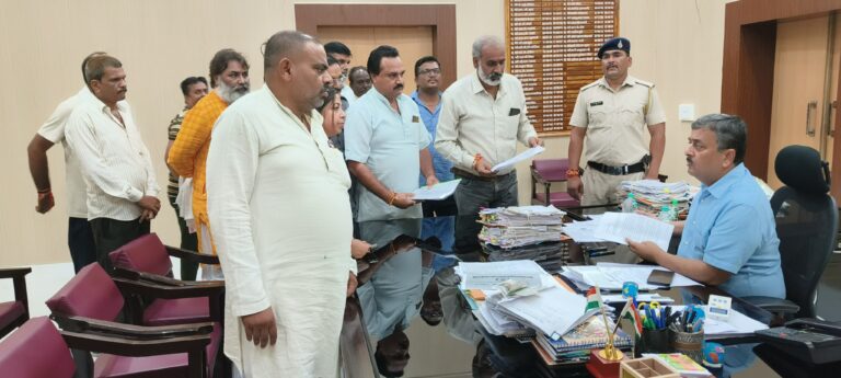 नपाध्यक्ष को कुर्सी से हटाने पार्षदों ने सौंपा कलेक्टर को अविश्वास प्रस्ताव का आवेदन