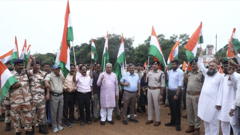 देशभक्ति के गीतों से गूंजा शहर शिवपुरी, निकली भव्य तिरंगा रैली