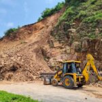 अमोला पुल पर गिरा पहाड़, एक साइड का ट्रैफिक बंद, मलबा हटे तो पता चले कि कोई दबा तो नहीं