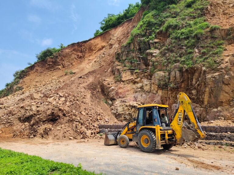 अमोला पुल पर गिरा पहाड़, एक साइड का ट्रैफिक बंद, मलबा हटे तो पता चले कि कोई दबा तो नहीं