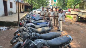 दो चोरों के कब्जे से पुलिस ने बरामद की 15 लाख रुपए कीमत की 27 बाइक