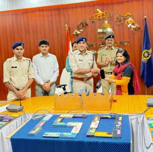 शिवपुरी सायबर सेल ने ढूंढ निकाले खोए हुए 150 मोबाइल, एसपी ने दिए वापस