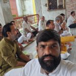 एकजुटता में आने लगी दरार, तो फिर पहुंचे बगीचा सरकार, किए भजन कीर्तन