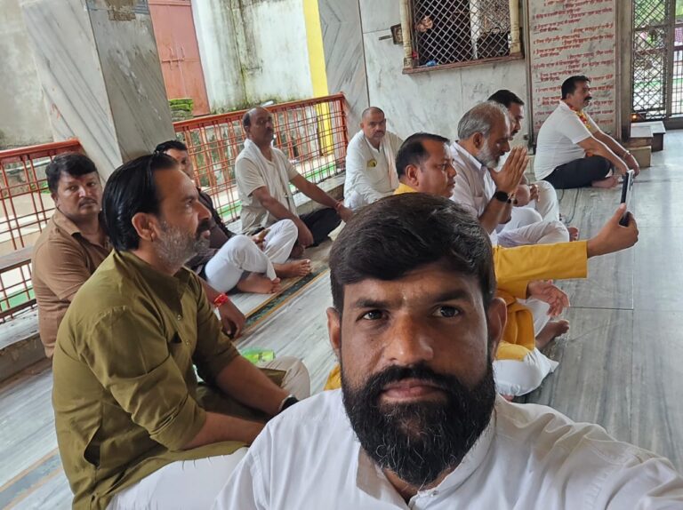 एकजुटता में आने लगी दरार, तो फिर पहुंचे बगीचा सरकार, किए भजन कीर्तन