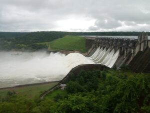 तीन दिन से लगातार हो रही बारिश, मड़ीखेड़ा के फिर खुले गेट, फसलों के बिगड़े हालात