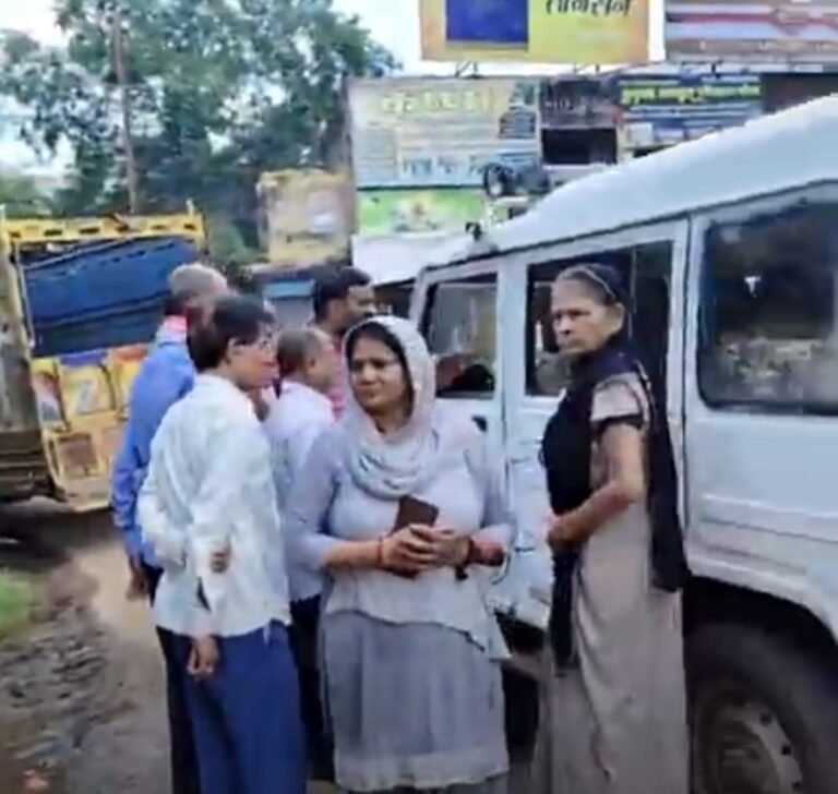 मंगलम के वृद्धाश्रम में पहुंची निर्भया पुलिस, ठंडी सड़क से महिला को पकड़कर लाई