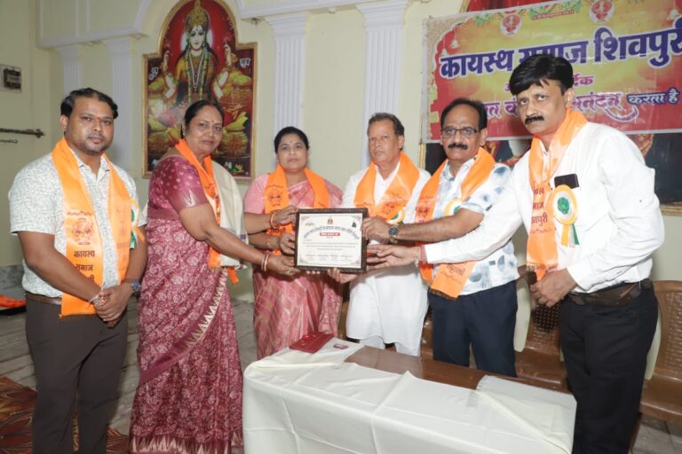 कायस्थ समाज शिवपुरी ने शिक्षक दिवस पर सेवानिवृत समाज बंधुओ किया सम्मानित