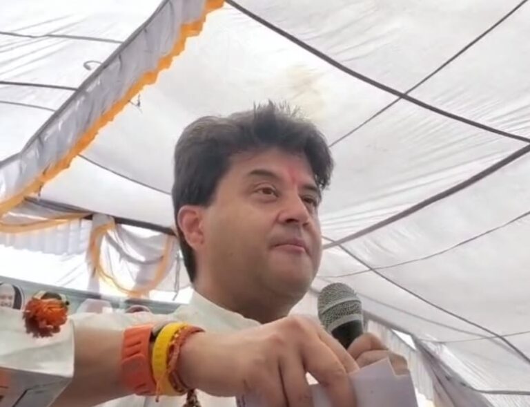 शिवपुरी की जनता से पारिवारिक रिश्तों से आगे बढ़कर अब खून का रिश्ता बनाया सिंधिया ने