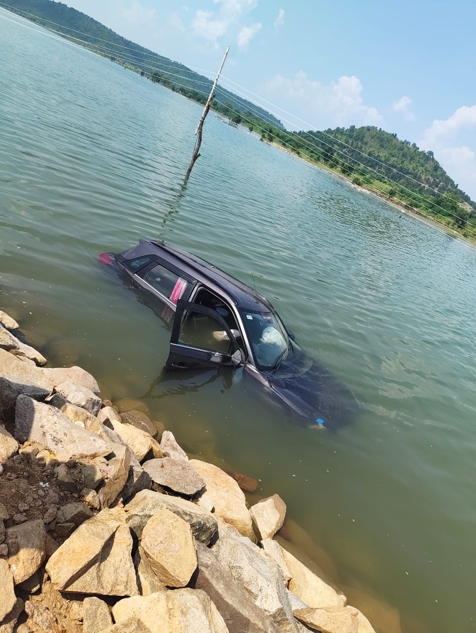 अमोला पुल के आगे ऊंची हुई सड़क पर मंडरा रहा खतरा, सुरक्षा ना होने से गंभीर हादसे की आशंका