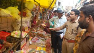 टेकरी- सदर बाजार में सड़कों पर दुकानें: हटाने पहुंचा नपा और ट्रैफिक का अमला