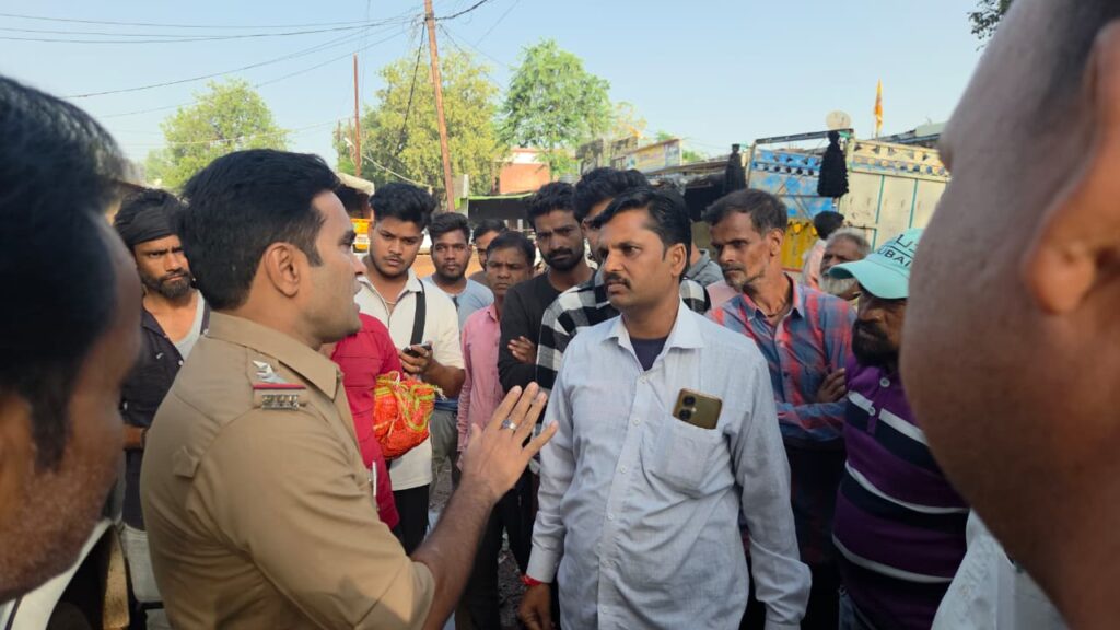 थोक सब्जी मंडी से हटवाया अतिक्रमण, दी सख्त चेतावनी: सड़क पर सब्जी बिकी तो जब्त होगी