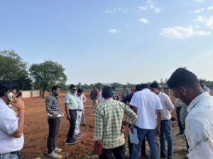 राधारानी सत्संग की जमीन से कब्जा हटवाने आए देवास व उज्जैन से पटवारी, शिवपुरी की टीम भी रही साथ 