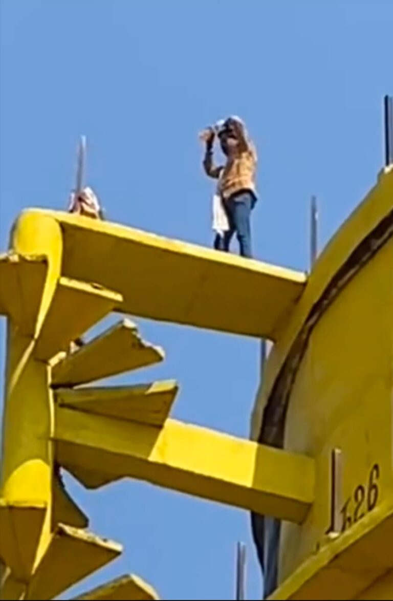 पानी की टंकी पर चढ़ने का सिलसिला जारी, आज तो पेट्रोल साथ में ले गया युवक