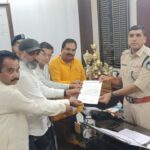 निकले थे ग्वालियर जाने, पुलिस ने रोक लिया, भाजपा जिलाध्यक्ष पुत्र के खिलाफ सौंपा ज्ञापन