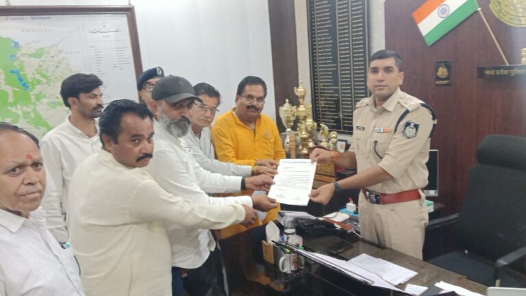 निकले थे ग्वालियर जाने, पुलिस ने रोक लिया, भाजपा जिलाध्यक्ष पुत्र के खिलाफ सौंपा ज्ञापन