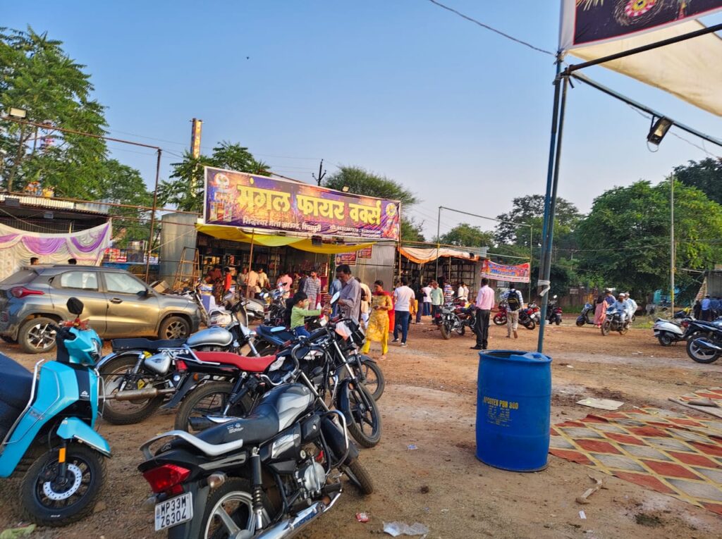 नेता व प्रशासन मिले एक साथ, निकल गया दीवाला, हुई आतिशबाजी का कालाबाजारी