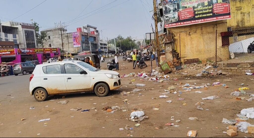 दिवाली के अगले दिन पूरा बाजार बना कचराघर, नपा में चल रही खींचतान का भी शहर में असर