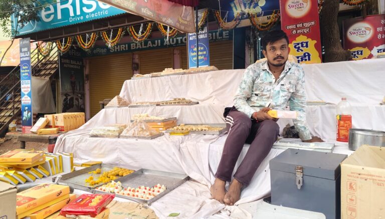 दीवाली पर कम बिकी मिठाई, भरोसा हुआ कम दौज पर मिठाई की ट्रे खाली होने की उम्मीद