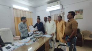 पार्षदों ने एडीएम को दिया ज्ञापन, वार्ड 17 और 25 में भी सड़क के नाम पर हुआ घोटाला