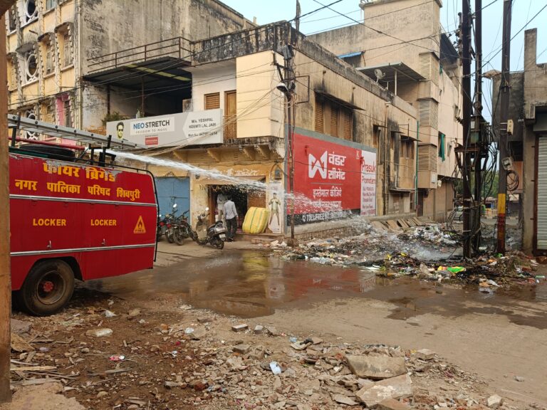 शिवपुरी शहर में लगे विद्युत डीपी को नगरपालिका के कचरे से खतरा, आग लगने से हो रहा नुकसान