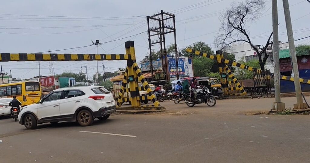 गुना-ग्वालियर नाकों पर भारी वाहन रोकने वाले हाइट लिमिट पोल टूट कर हुए साइड, अब नहीं कोई रोक