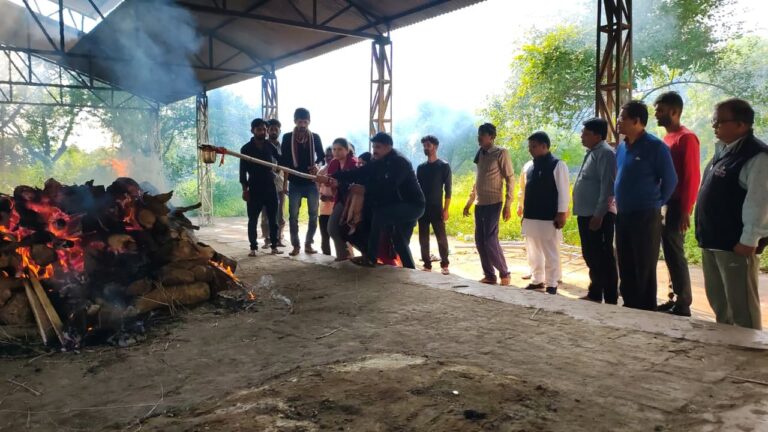 आखिरी समय तक पिता की सेवा करने वाली बेटियों ने ही किया उनका अंतिम संस्कार