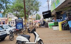 टेंट हटाकर भरा कार्यवाही का कॉलम, खबर भी छपी, लेकिन फुटपाथ पर कब्जा बरकरार