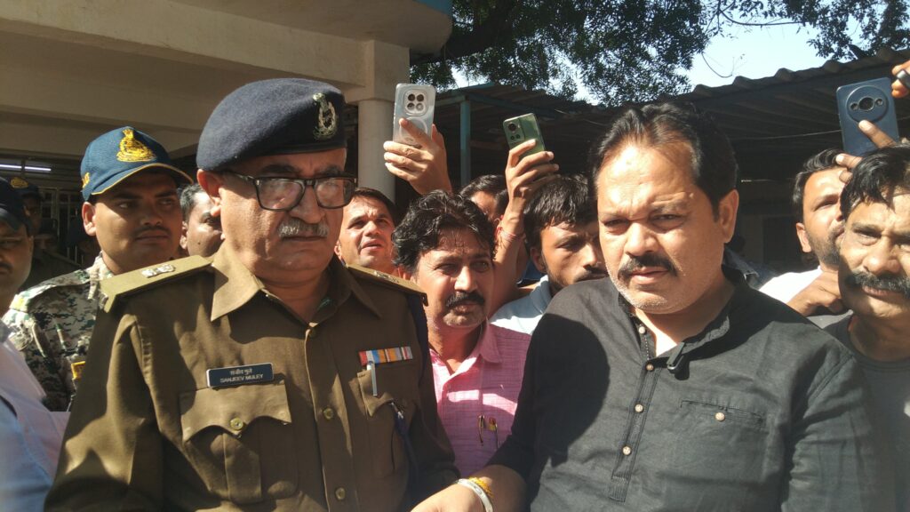 झिरना मंदिर के पुजारी पर SAF जवान की हत्या सहित कई मामले दर्ज, की जाए जांच, क्षत्रिय समाज व ट्रक ऑपरेटर यूनियन ने सौंपा ज्ञापन