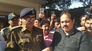 झिरना मंदिर के पुजारी पर SAF जवान की हत्या सहित कई मामले दर्ज, की जाए जांच, क्षत्रिय समाज व ट्रक ऑपरेटर यूनियन ने सौंपा ज्ञापन