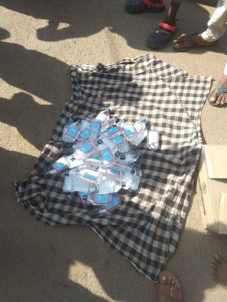 ले जा रहा था बेचने को शराब, रास्ते में थैला फट गया, शराब फैल गई, नवागत मंडल अध्यक्ष ने देख लिया, कराई जब्त