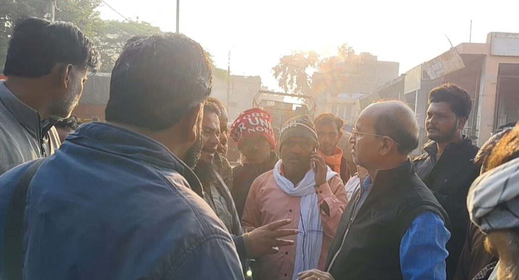 थोक सब्जी मंडी पर फिर लगा जाम, मंडी सचिव ने दी पुरानी अनाज मंडी में दुकानें लगाने की सलाह