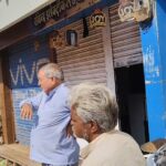 मोबाइल समय पर न सुधरने ग्राहक व दुकानदार में हुआ विवाद, दुकान से बाहर खींचकर पीटा