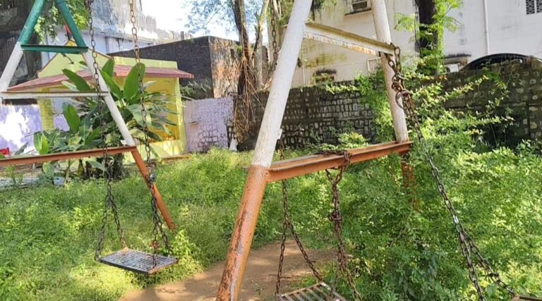 केंद्रीय मंत्री के आदेशों पर प्रशासनिक उदासीनता, सावरकर पार्क में टूटे पड़े झूले, बच्चे भी निराश