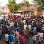 आक्रोशित किसान ने सिरसौद-पिछोर पर किया चक्काजाम, मूंगफली ठगने वाले व्यापारी पर कार्यवाही की मांग