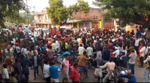 आक्रोशित किसान ने सिरसौद-पिछोर पर किया चक्काजाम, मूंगफली ठगने वाले व्यापारी पर कार्यवाही की मांग