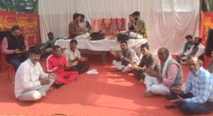 माधव चौक पर नहीं मिली धरने की इजाजत तो नपा परिसर में लगाया तम्बू, किया सुंदरकांड पाठ