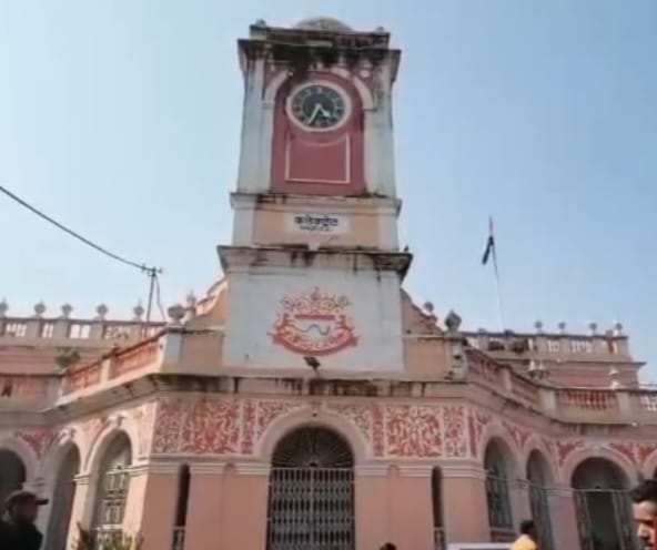 कड़ाके की ठंड के बीच बदला स्कूलों का समय, शहर में अभी तक नपा ने नहीं जलाए अलाव