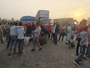 किसान परेशान: अब किया आगरा-मुंबई राष्ट्रीय राजमार्ग जाम, तीन घंटे तक बाधित रहा ट्रैफिक