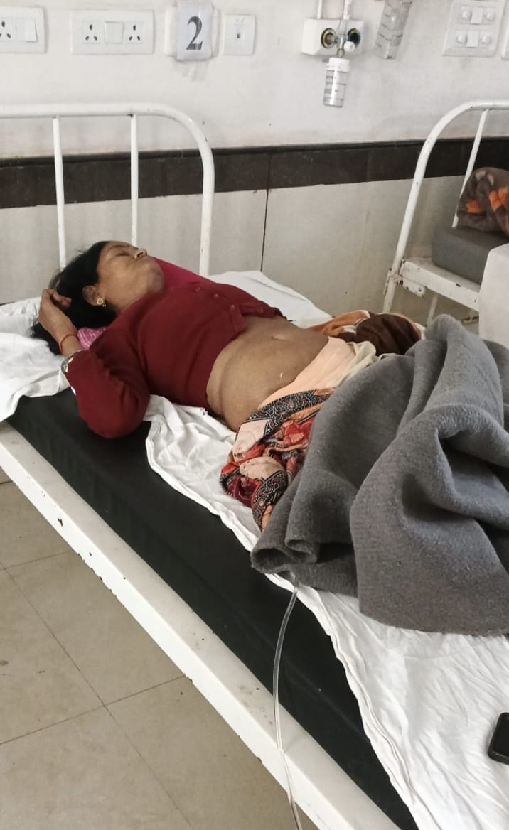 सावधान: घर के बाहर खड़ा मवेशी कहीं आपका पेट न फाड़ दे, आशा के पेट में आए 40 टांके