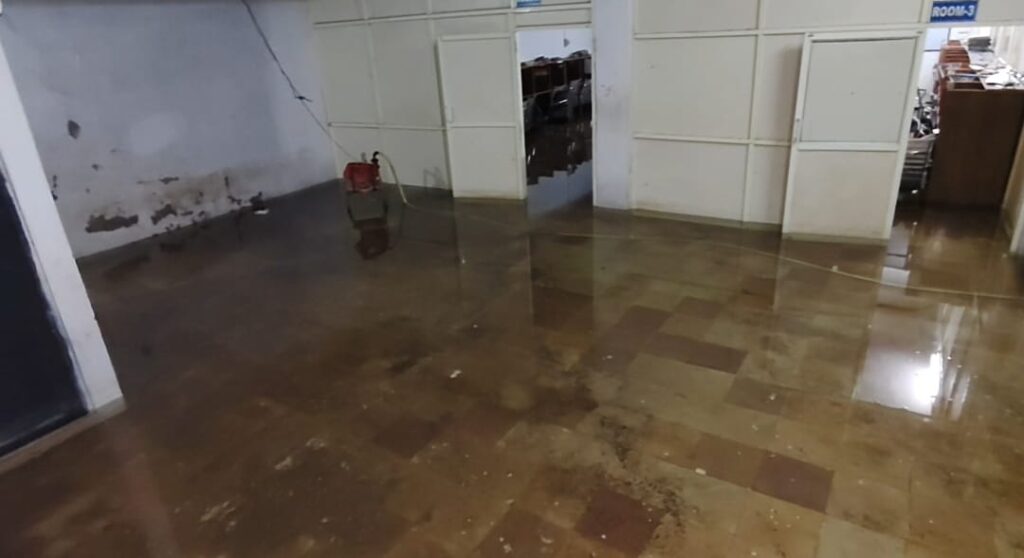 बेसमेंट में जमीन के अंदर से निकल रहा पानी कमरों में भरा, टिल्लू की मदद से कर रहे खाली