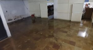 बेसमेंट में जमीन के अंदर से निकल रहा पानी कमरों में भरा, टिल्लू की मदद से कर रहे खाली