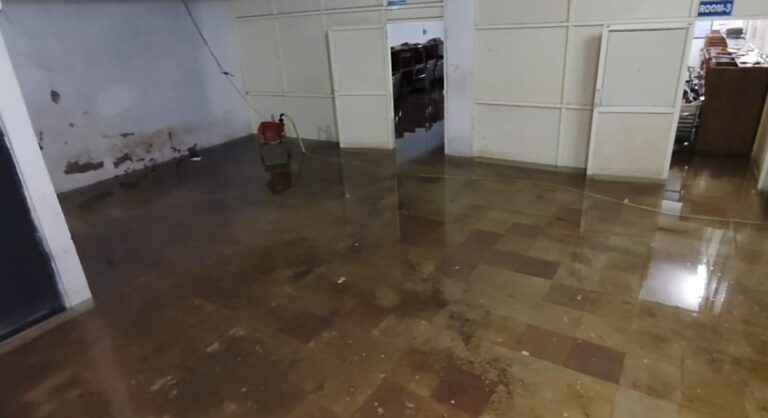 बेसमेंट में जमीन के अंदर से निकल रहा पानी कमरों में भरा, टिल्लू की मदद से कर रहे खाली