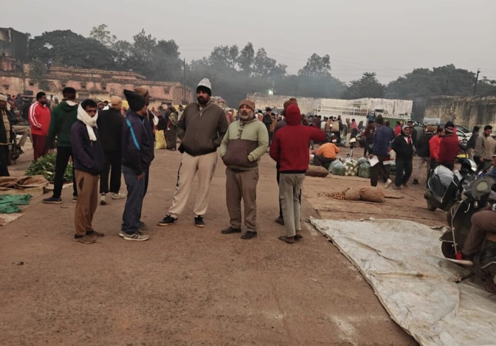 आखिरकार सड़क जाम करने वाले थोक सब्जी व फल विक्रेता पहुंचे पुरानी अनाज मंडी में