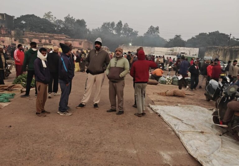 आखिरकार सड़क जाम करने वाले थोक सब्जी व फल विक्रेता पहुंचे पुरानी अनाज मंडी में