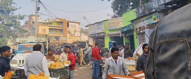 थोक सब्जी मंडी का रास्ता हुआ खाली, ठंडी सड़क पर फ्रूट मंडी की वजह से लग रहा जाम
