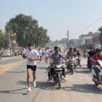 सांसद खेल महोत्सव का शुभारंभ करने आए ग्वालियर सांसद, करेरा में खेल मैदान न होने से सड़क पर ही दौड़ा दिया