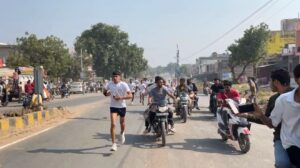 सांसद खेल महोत्सव का शुभारंभ करने आए ग्वालियर सांसद, करेरा में खेल मैदान न होने से सड़क पर ही दौड़ा दिया