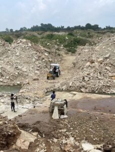 सतनबाड़ा रेंज ने माइनिंग को लिखे एक दर्जन पत्र, लीज छोड़कर दूसरी जगह से खोद रहे पत्थर