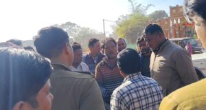 बिना परमीशन के बिजली कनेक्शन काटने गई बिजली कंपनी की गाड़ी की चाबी छीनी